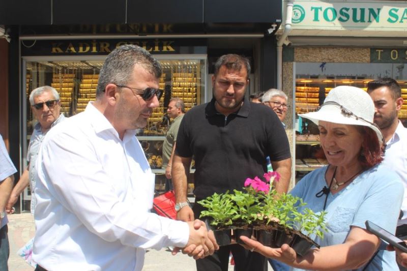 Gurbetçilere çiçek dağıtıldı